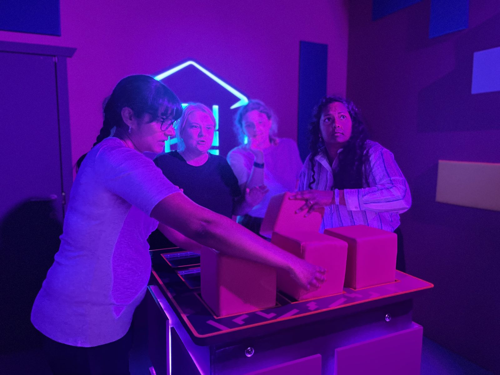 Un groupe de participantes concentré pendant une session de Cube Challenges