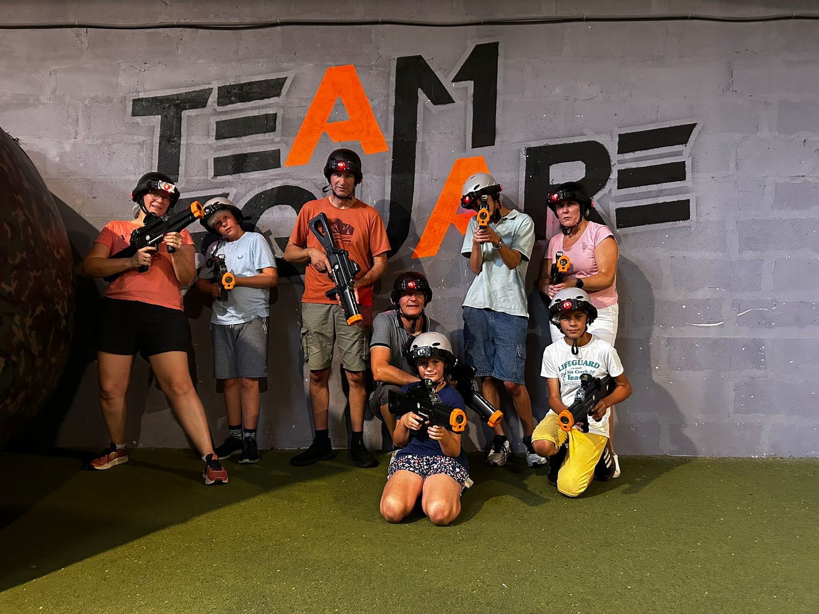 Un groupe de joueurs équipés pour le Laser Tag chez Team Square