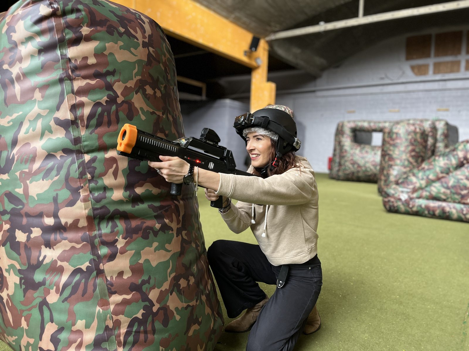 Une joueuse concentrée pendant une partie de Laser Tag chez Team Square